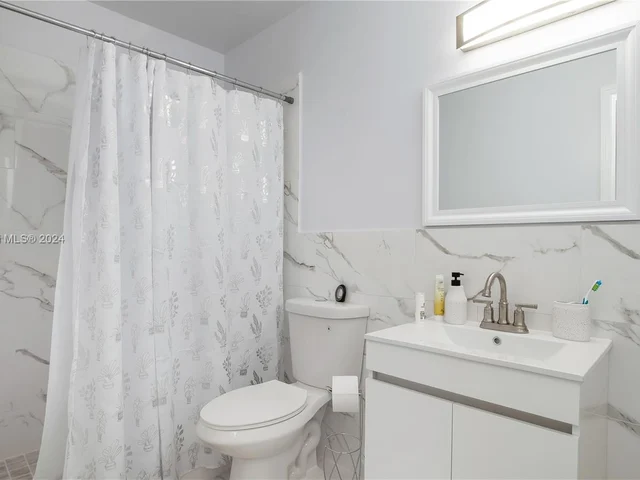 18395 SW 216th St, Miami FL 33170