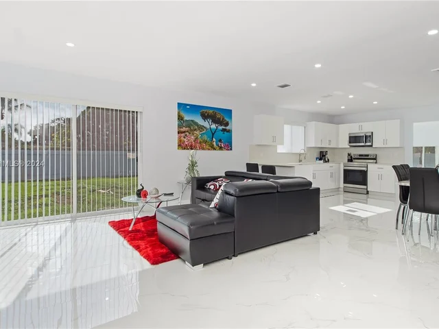 18395 SW 216th St, Miami FL 33170