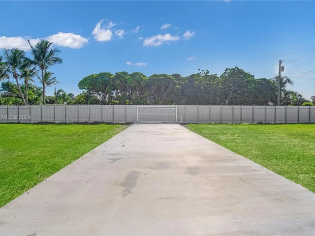 18395 SW 216th St, Miami FL 33170