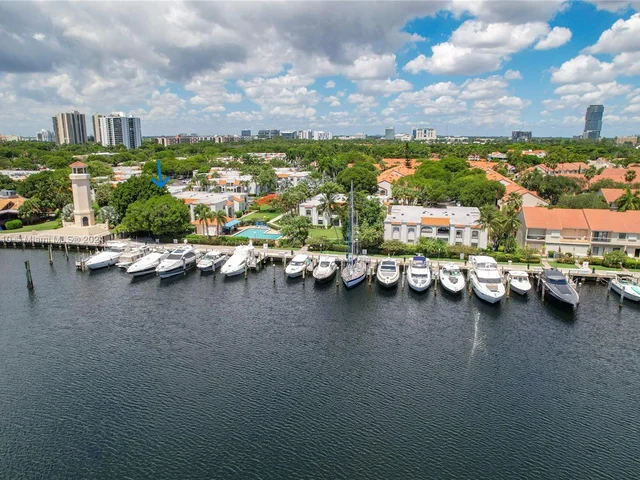 3552 Magellan Cir # 121, Aventura FL 33180