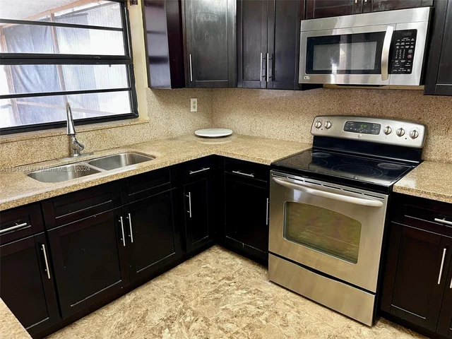 1071 NW 128th Ave # 1071, Miami FL 33182