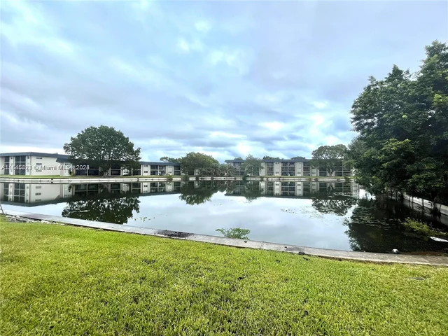 8000 Fairview Dr # 106, Tamarac FL 33321