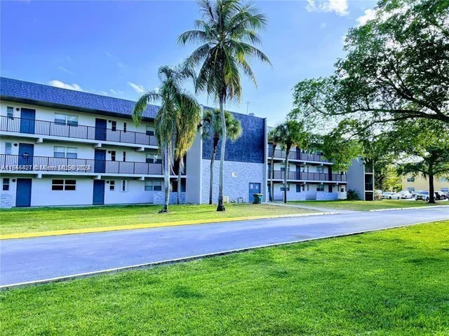 8000 Fairview Dr # 106, Tamarac FL 33321