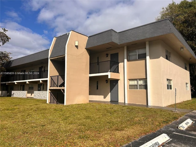 8000 Fairview Dr # 106, Tamarac FL 33321