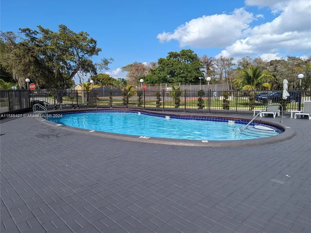 8000 Fairview Dr # 106, Tamarac FL 33321