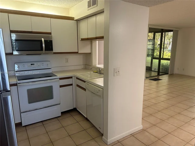 10791 NW 14th Street # 290, Plantation FL 33322