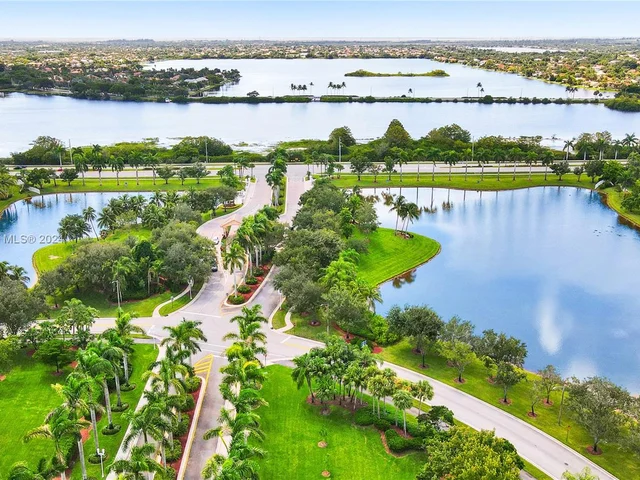 16752 NW 12th Ct, Pembroke Pines FL 33028