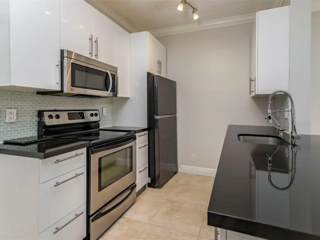 3617 San Simeon Cir, Weston FL 33331