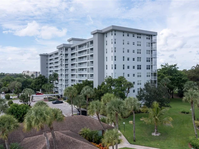 4015 W Palm Aire Dr # 902, Pompano Beach FL 33069
