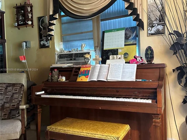 1713 Lauderdale Manor Dr, Fort Lauderdale FL 33311