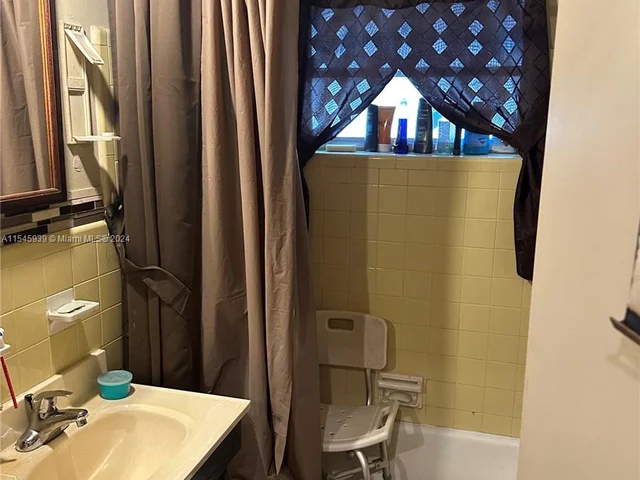 1713 Lauderdale Manor Dr, Fort Lauderdale FL 33311