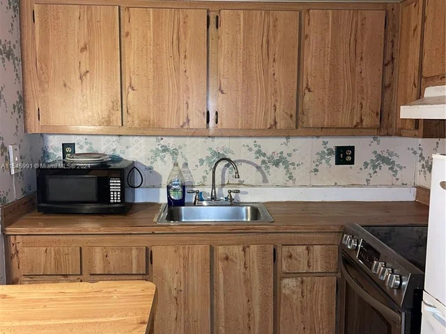 475 NW 210th St # 206, Miami FL 33169