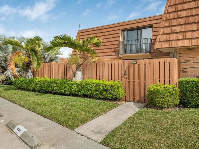 2600 Garden Ct, Cooper City FL 33026