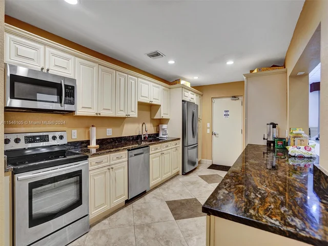 1045 Country Club Dr # 308, Margate FL 33063