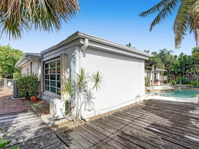 2441 Bayview Dr, Fort Lauderdale FL 33305