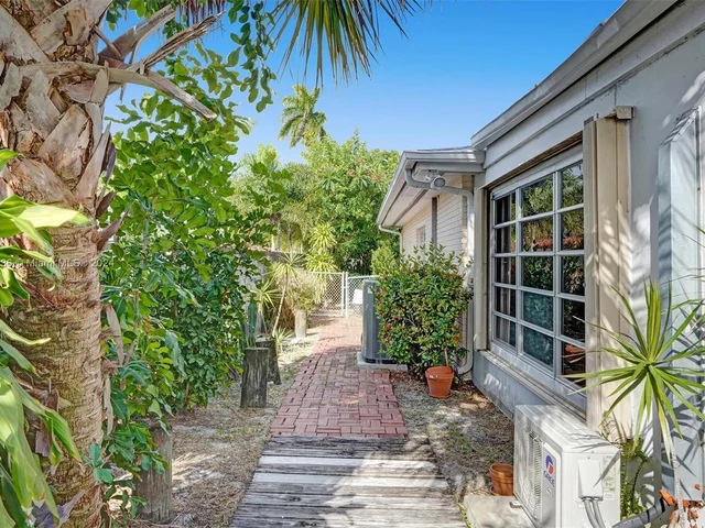 2441 Bayview Dr, Fort Lauderdale FL 33305