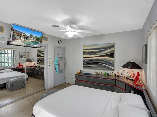 2441 Bayview Dr, Fort Lauderdale FL 33305