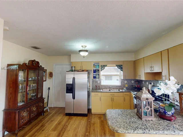 233 W 39th Pl, Hialeah FL 33012