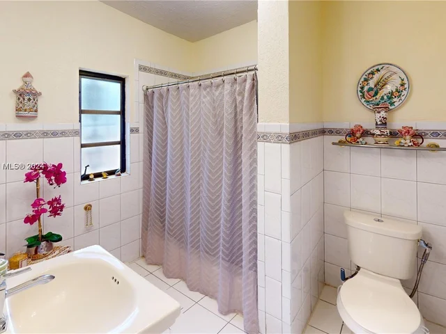 233 W 39th Pl, Hialeah FL 33012