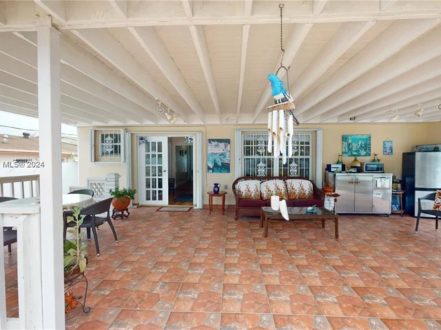 233 W 39th Pl, Hialeah FL 33012