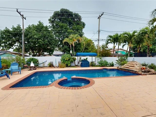 233 W 39th Pl, Hialeah FL 33012