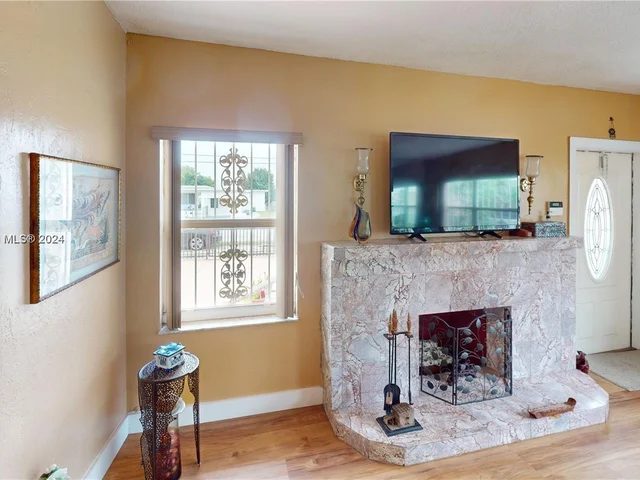 233 W 39th Pl, Hialeah FL 33012