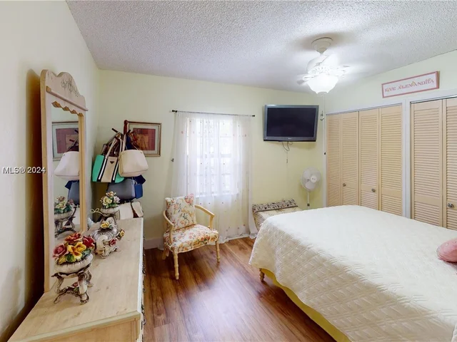 233 W 39th Pl, Hialeah FL 33012