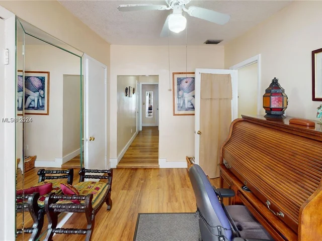 233 W 39th Pl, Hialeah FL 33012