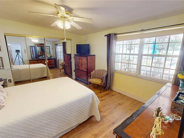 233 W 39th Pl, Hialeah FL 33012