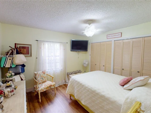 233 W 39th Pl, Hialeah FL 33012