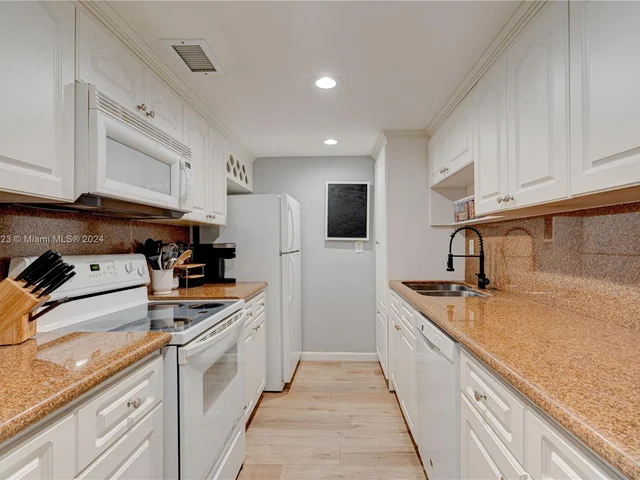 9452 SW 77th Ave # R6, Miami FL 33156