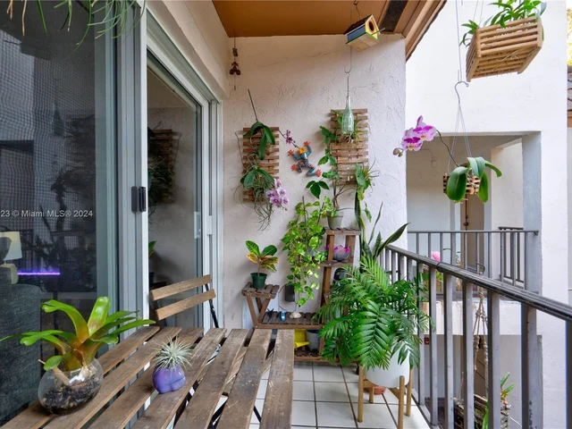 9452 SW 77th Ave # R6, Miami FL 33156