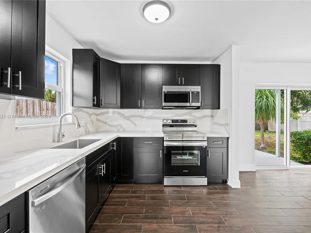 1330 SW 5th Ter, Deerfield Beach FL 33441