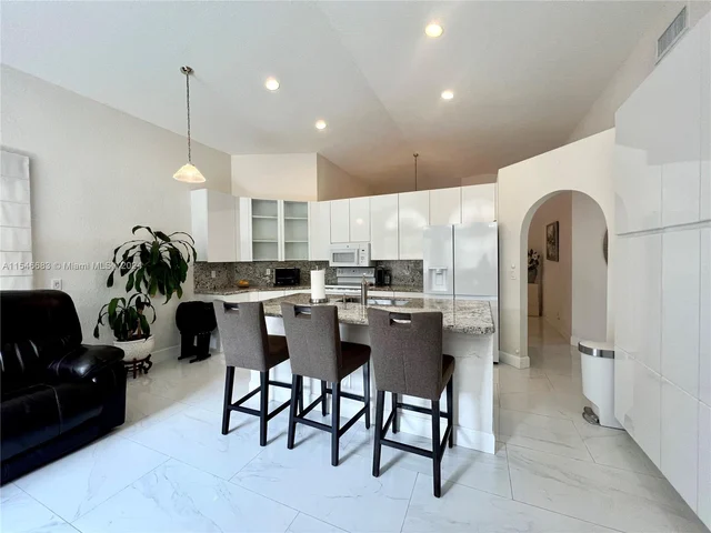 9764 NW 32nd St, Doral FL 33172