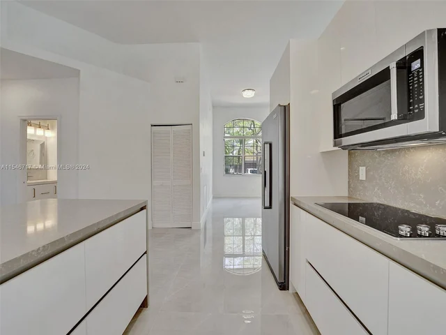 2631 Oakbrook Ln, Weston FL 33332