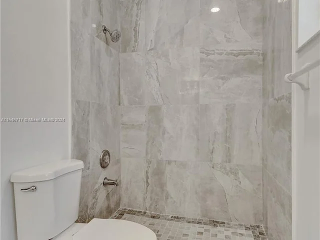 2631 Oakbrook Ln, Weston FL 33332