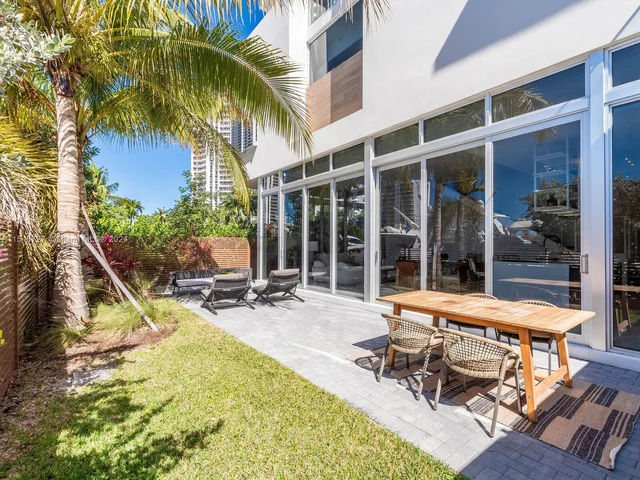 3750 Yacht Club Dr, Aventura FL 33180