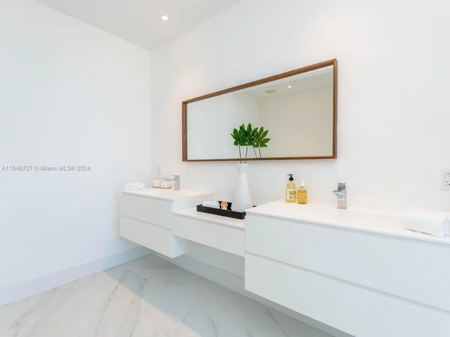 3750 Yacht Club Dr, Aventura FL 33180