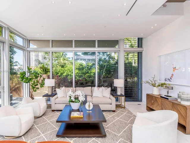 3750 Yacht Club Dr, Aventura FL 33180