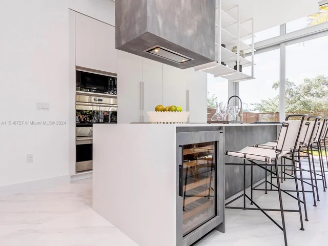 3750 Yacht Club Dr, Aventura FL 33180