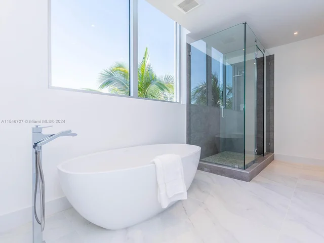 3750 Yacht Club Dr, Aventura FL 33180