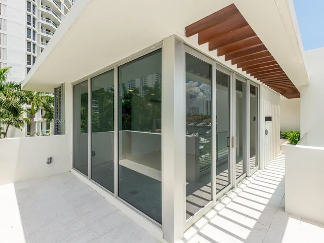 3750 Yacht Club Dr, Aventura FL 33180