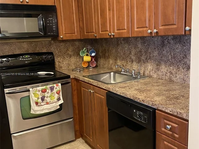 142 Cambridge F # 142, West Palm Beach FL 33417