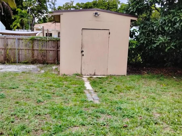 1021 NW 41st St, Miami FL 33127