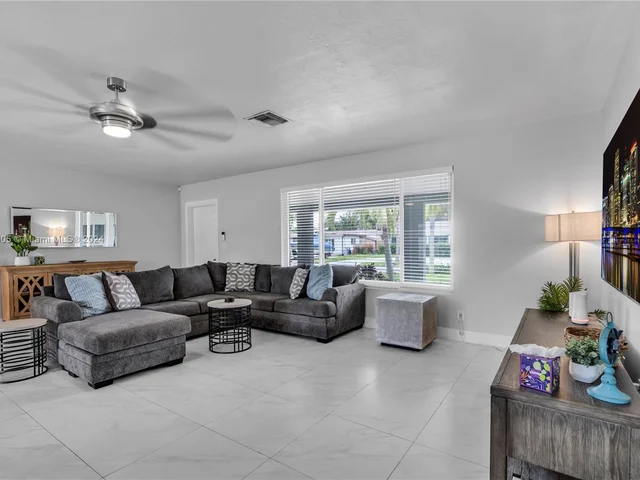 251 SE 8th St, Pompano Beach FL 33060