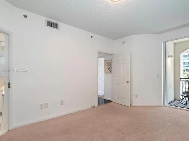 3125 NE 184th St, Aventura FL 33160