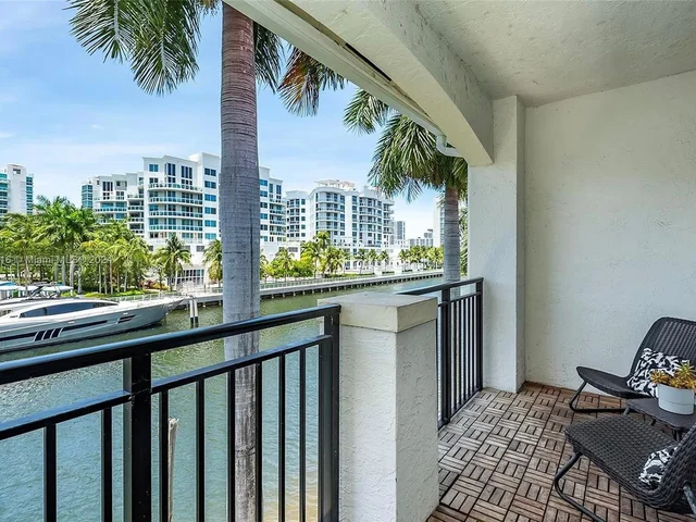 3125 NE 184th St, Aventura FL 33160