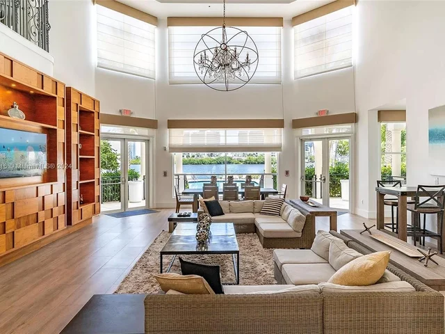 3125 NE 184th St, Aventura FL 33160