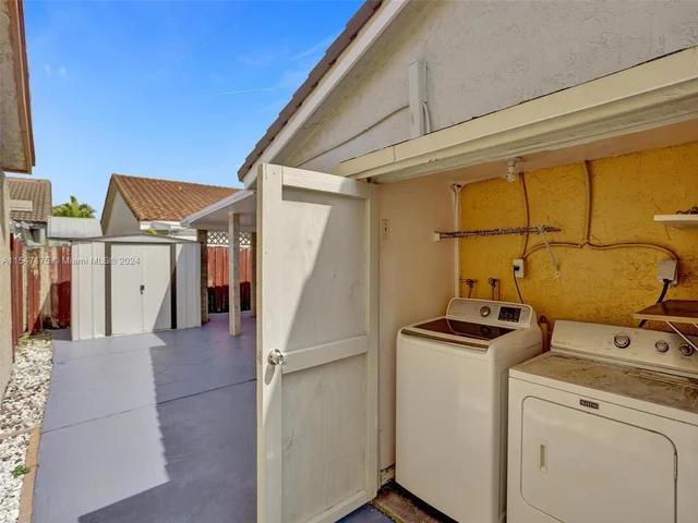 9075 NW 115th St, Hialeah Gardens FL 33018