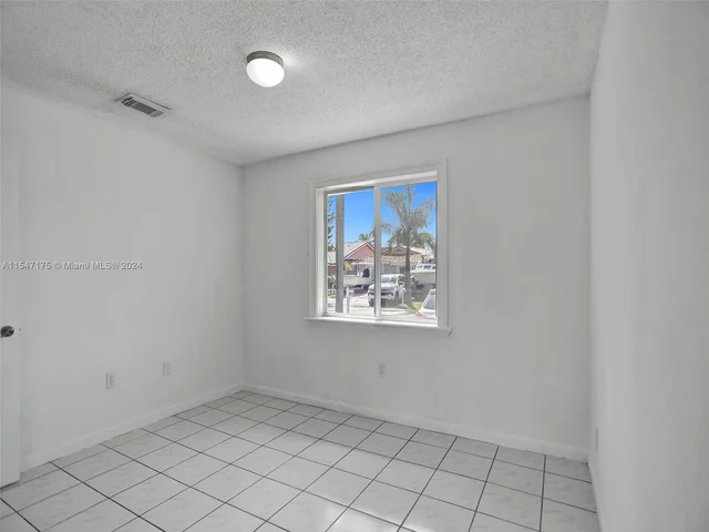 9075 NW 115th St, Hialeah Gardens FL 33018